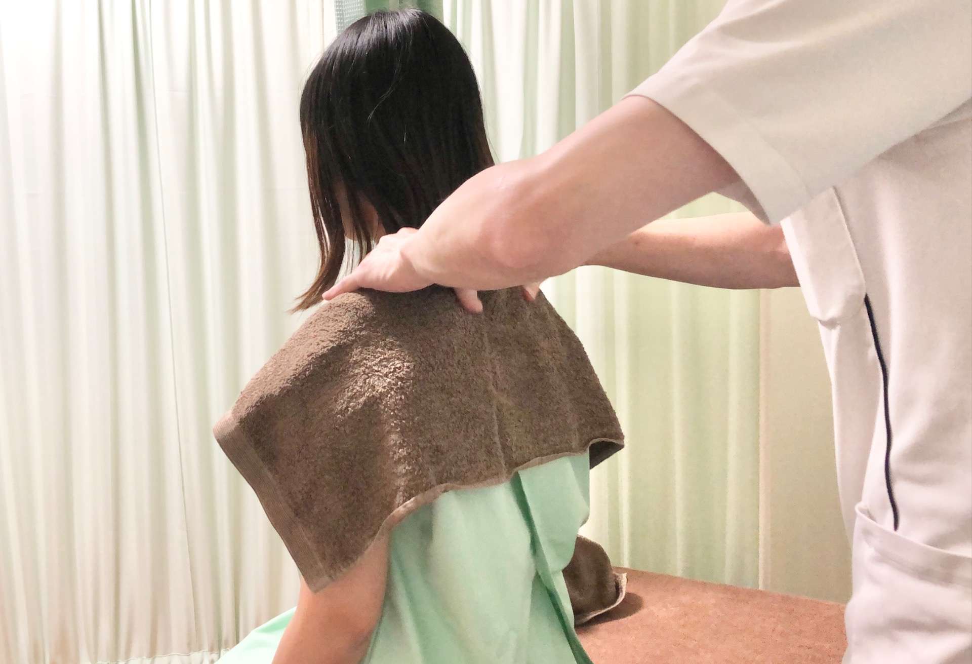 大阪市生野区でしつこい肩こり、慢性頭痛に悩まされている方、北巽の結びマッサージ鍼灸整骨院で肩甲骨はがしをお試し下さい。